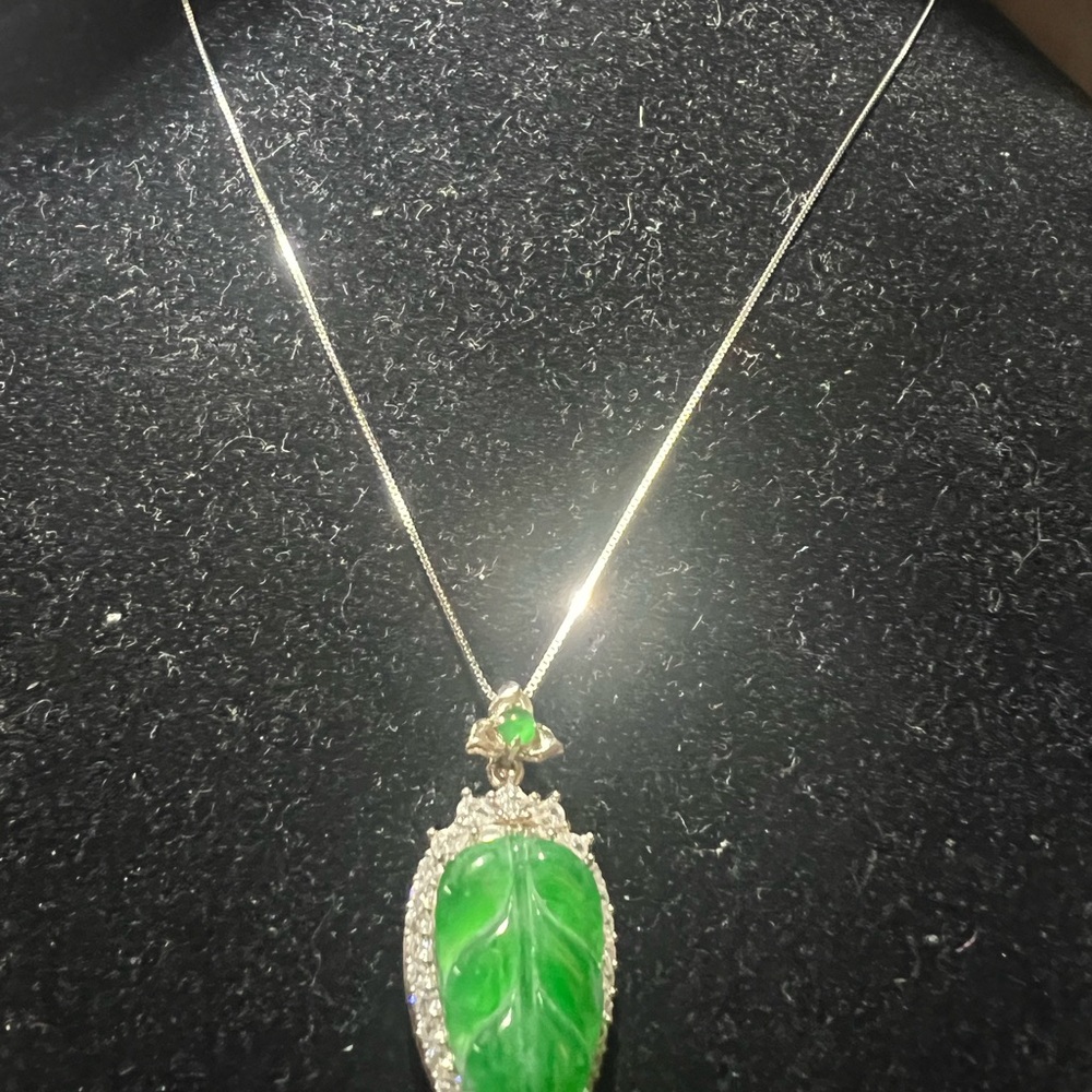 Elegant Green Leaf Pendant Necklace